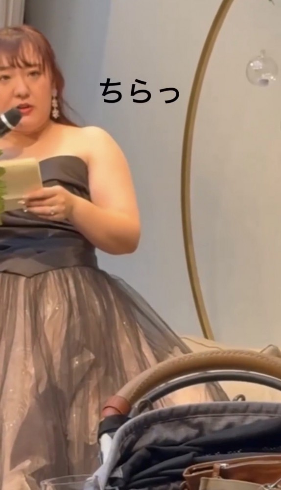 顔を上げる花嫁