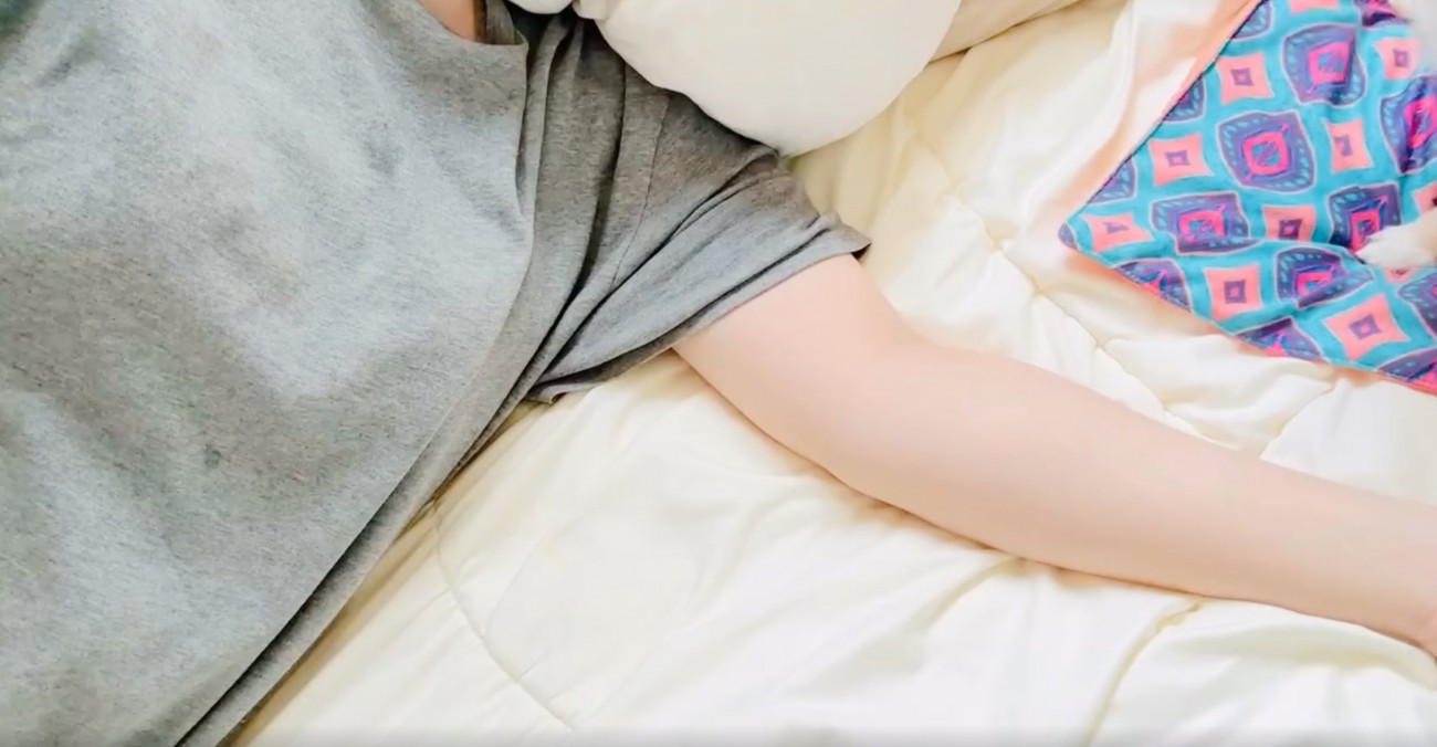 ベッドで横になる女性