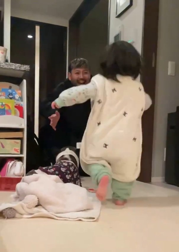 駆け寄る娘さん