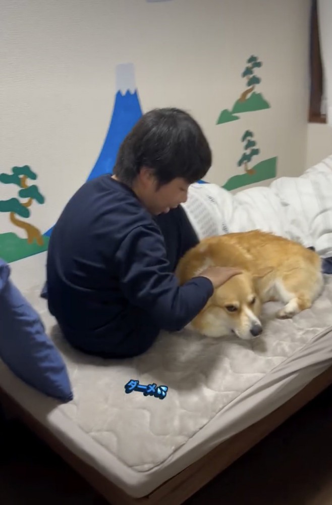 ジッさん、既にベッドの上に