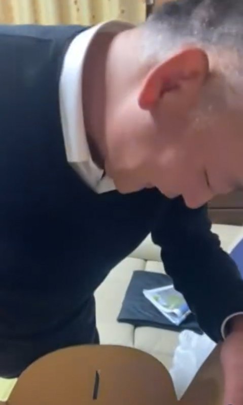 子犬をのぞき込むお父さん