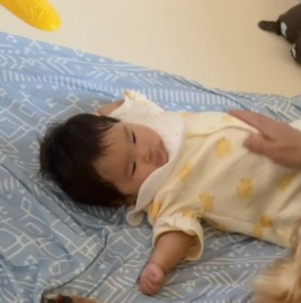 あかちゃんのお腹を撫でる女性