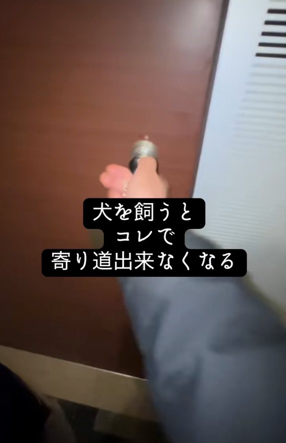 ドアノブに手をかけるパパ