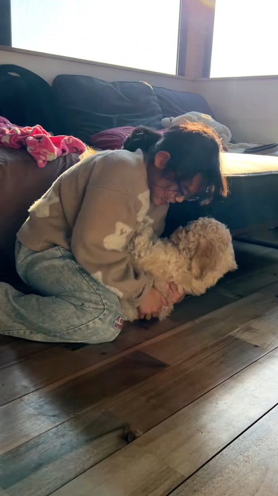 犬を見て笑顔になる女の子