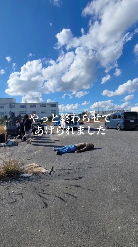 子犬の保護が完了し、道路に倒れ込む男性