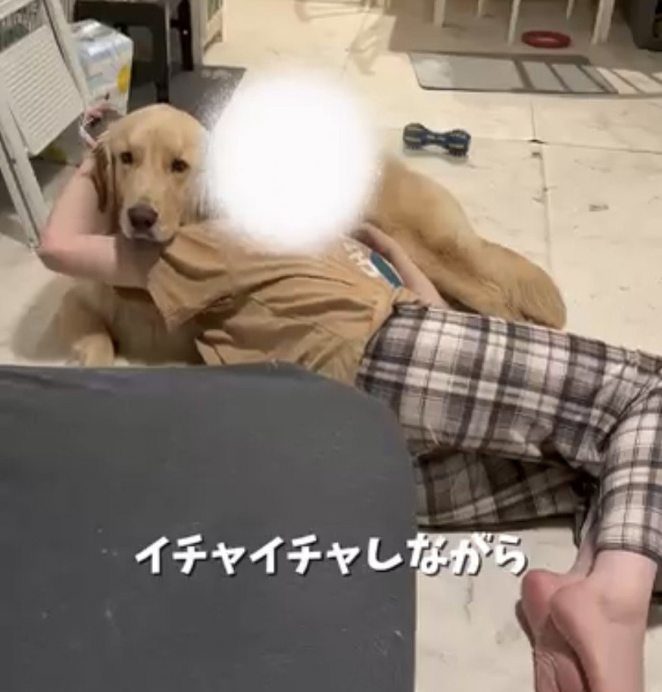 友人に体を預けて寄り添う麹くん