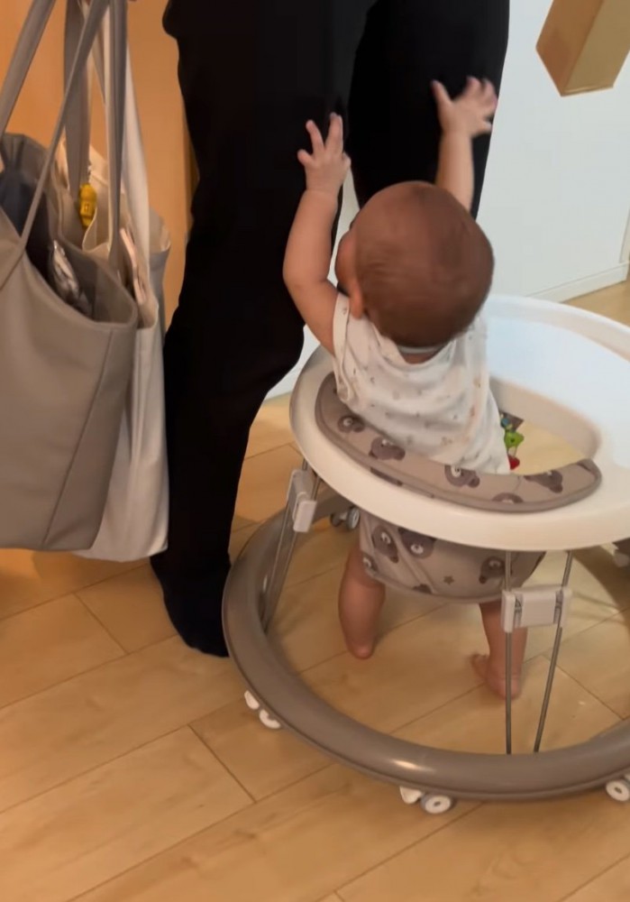 後ろでウロウロする犬