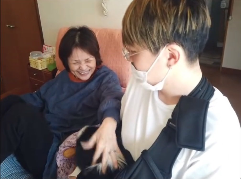 子犬を撫でる女性