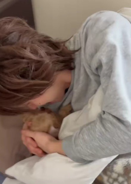 手で優しくガード