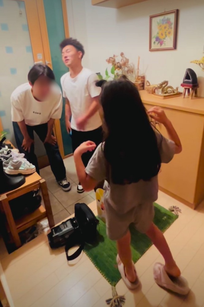 喜びを噛み締める男の子