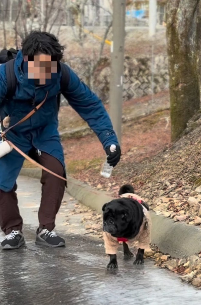 体勢を崩す男性