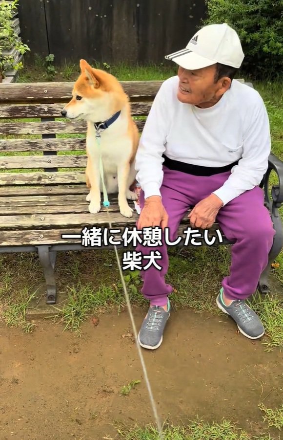 おじいちゃんの隣に座るコタロウくん