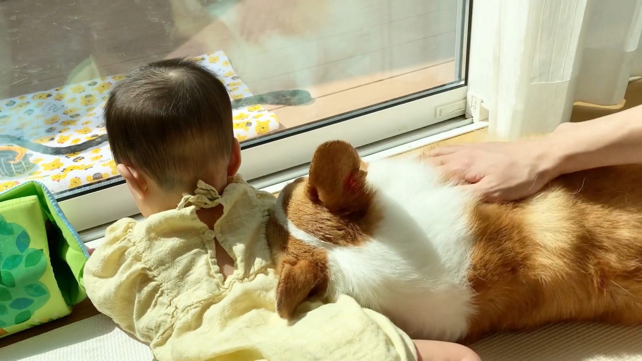 赤ちゃんに寄りかかってゴロ～ン
