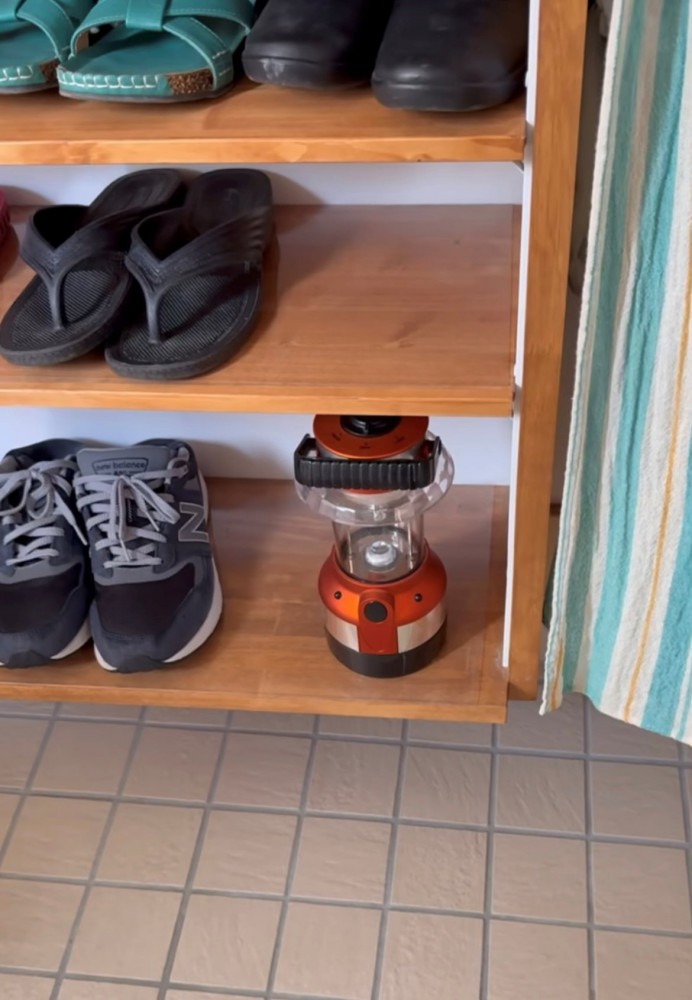 靴棚の一番下に置かれた懐中電灯