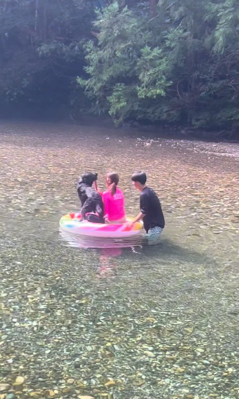 お気に入りの棒を放そうとしません
