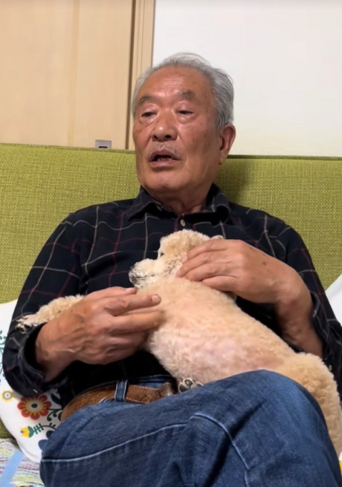 抱っこされて眠る犬