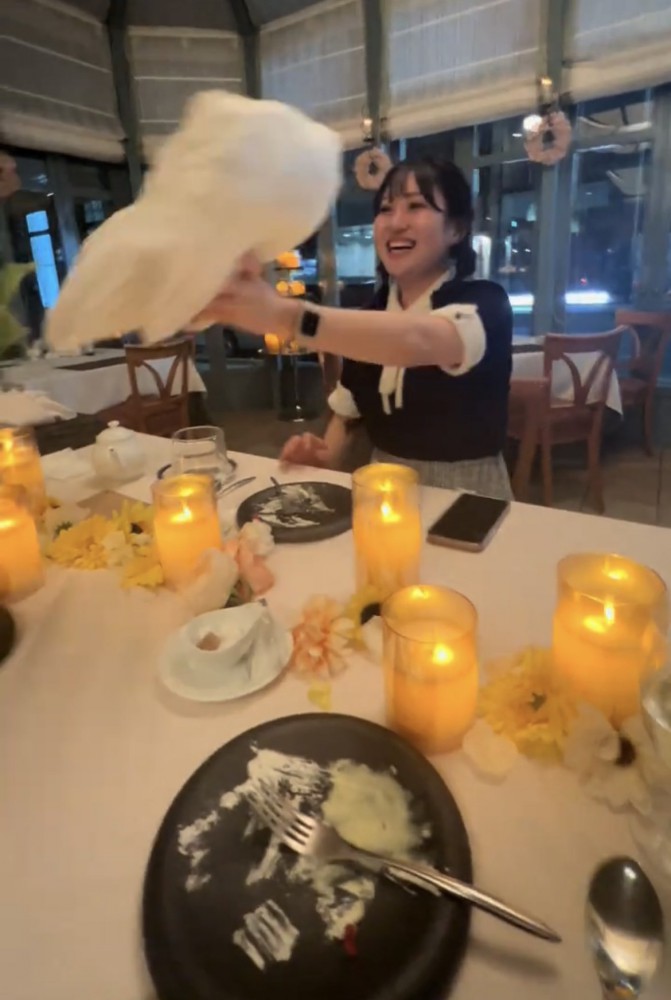 レストランでプレゼントを手渡す人