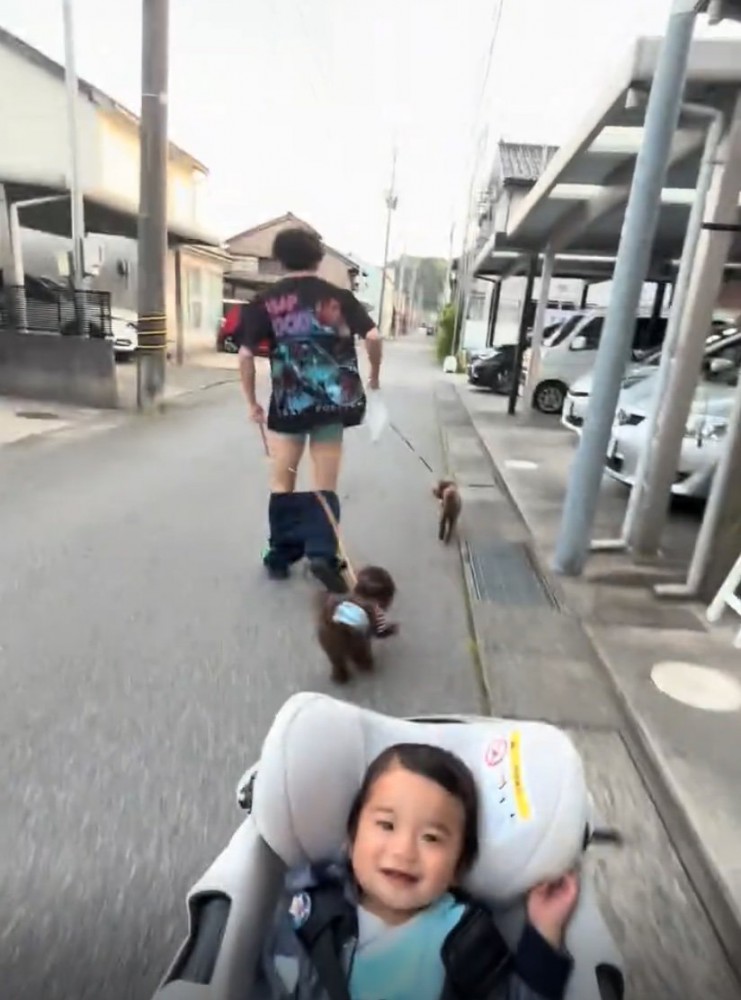 ズボンが落ちかけている男性