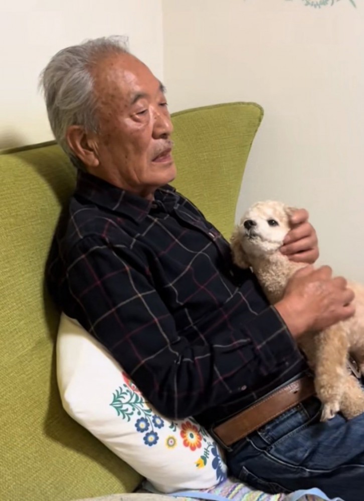 イチャイチャするおじいちゃんと犬