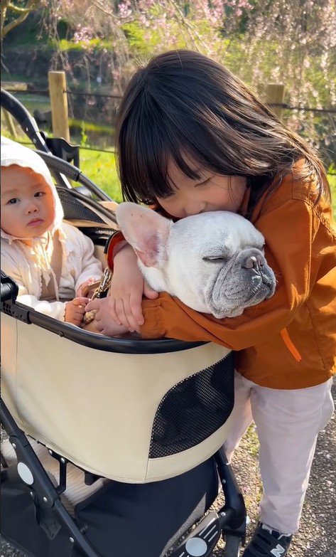 犬吸いに夢中…！