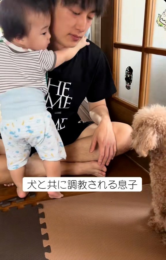 パパに抱き着く息子さん