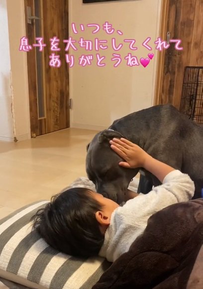目を細めるハルクくん