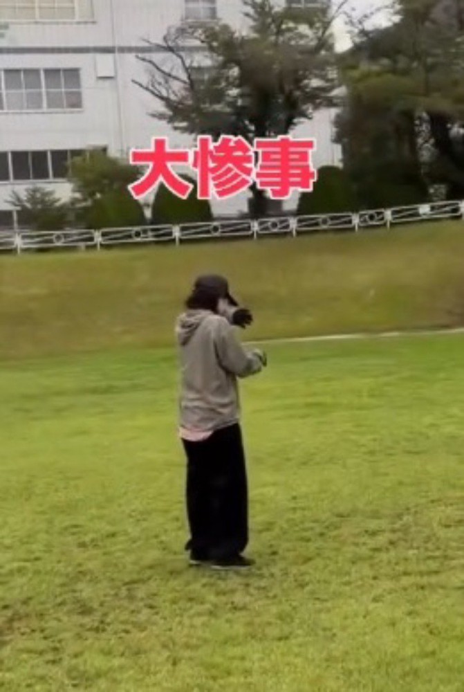 後ろをふり返って立ちすくむ女性