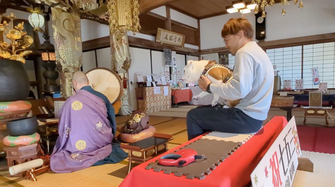 お経を唱えながら太鼓を叩く住職