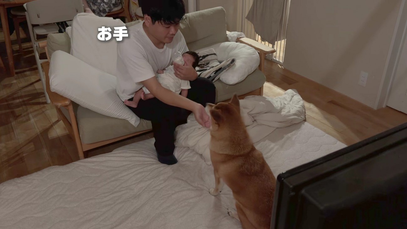 パパがミルクをあげてると…