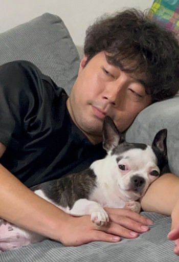 添い寝するふたり