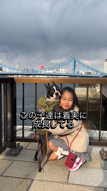 ハグをする犬と女の子