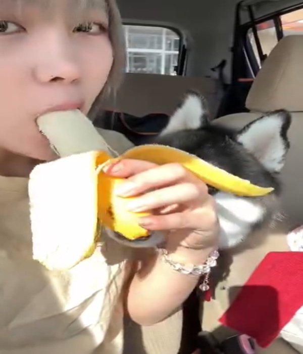 バナナを食べる女性2