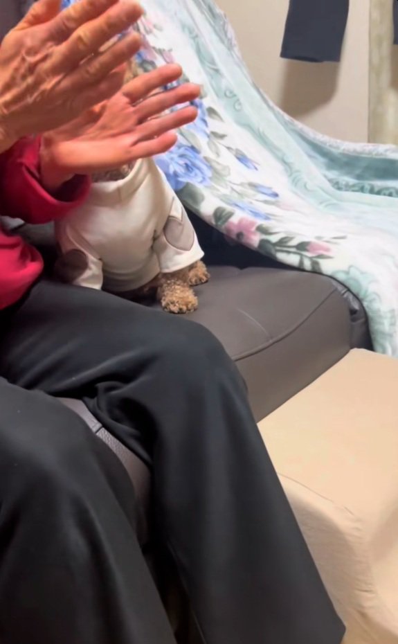 手拍子するおばあちゃん