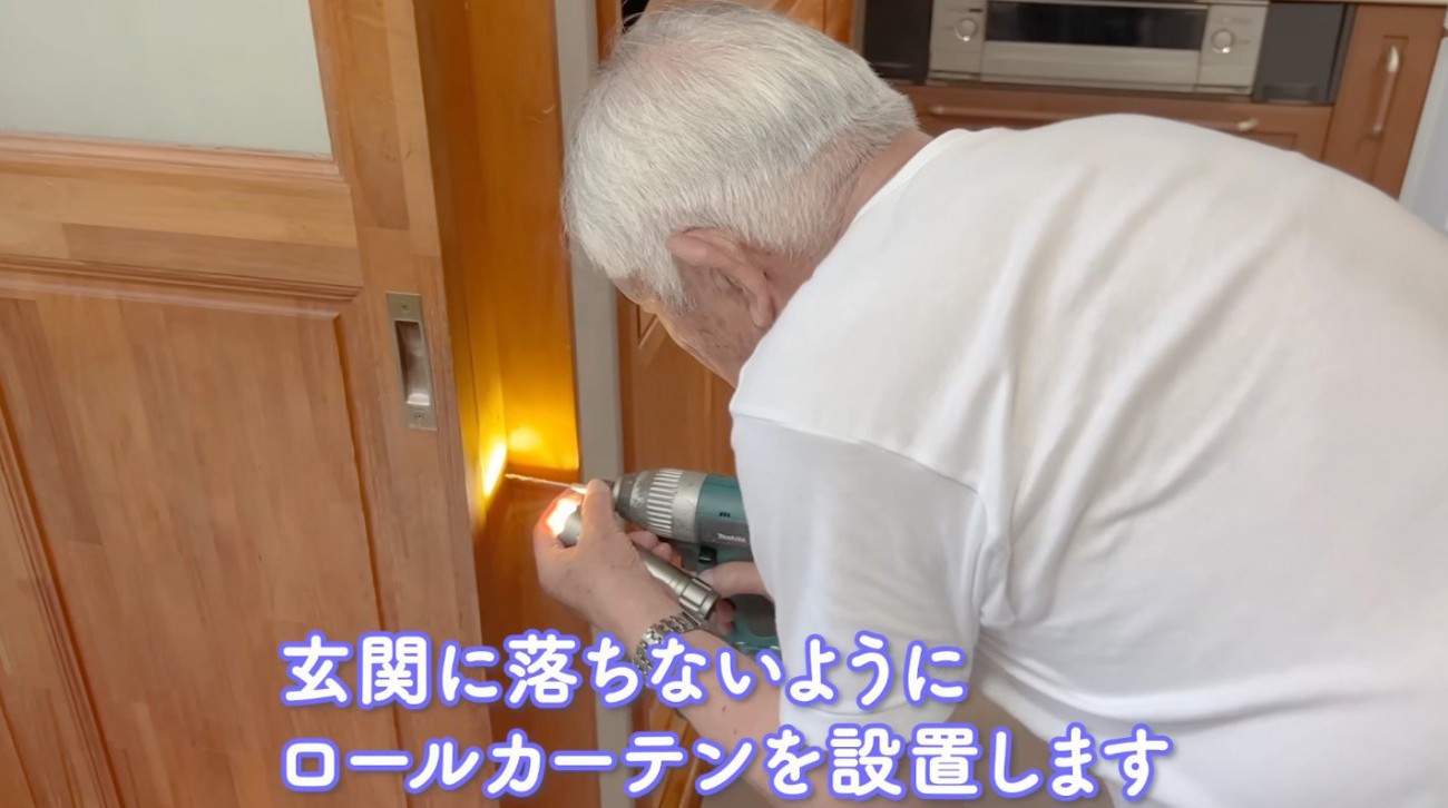 工具を持って作業をするおじいちゃん