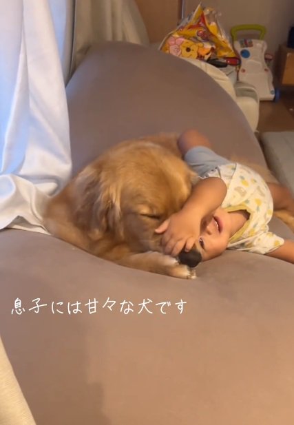 鼻をつかむ息子さん