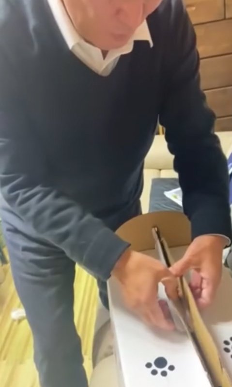 箱を開けるお父さん