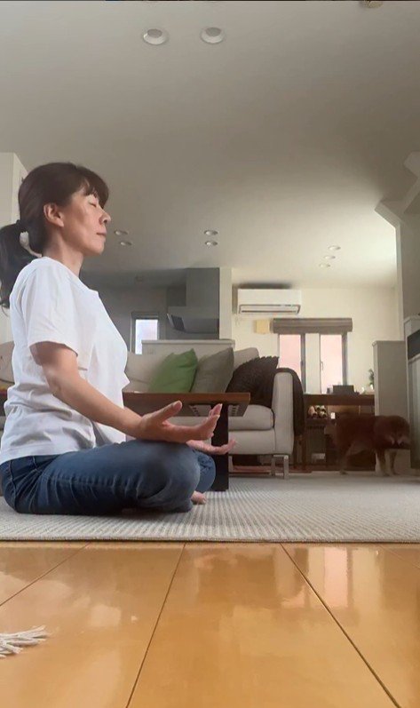 瞑想を邪魔する野々花ちゃん