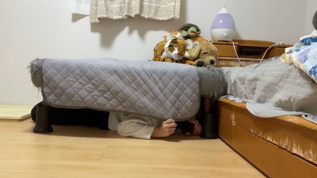 ソファの下に隠れる飼い主さん