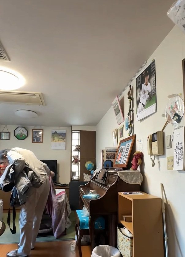 布をめくるお父さん1