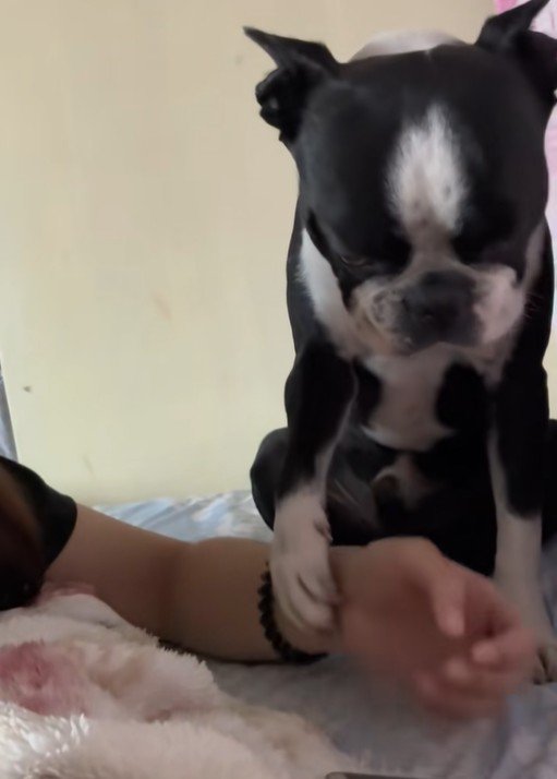 優しく手を重ねて…