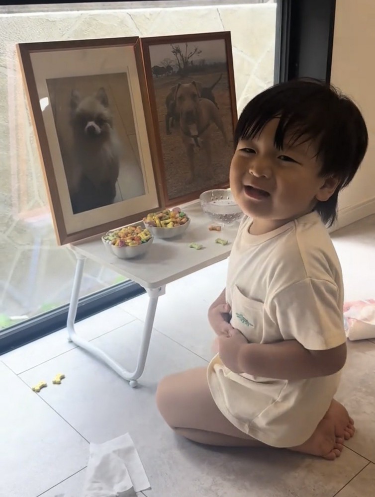 笑顔でこちらを見る子ども