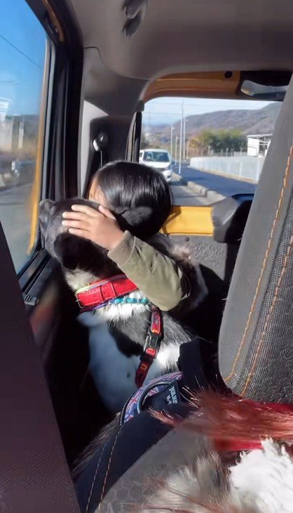 外の景色を一緒に眺める2人