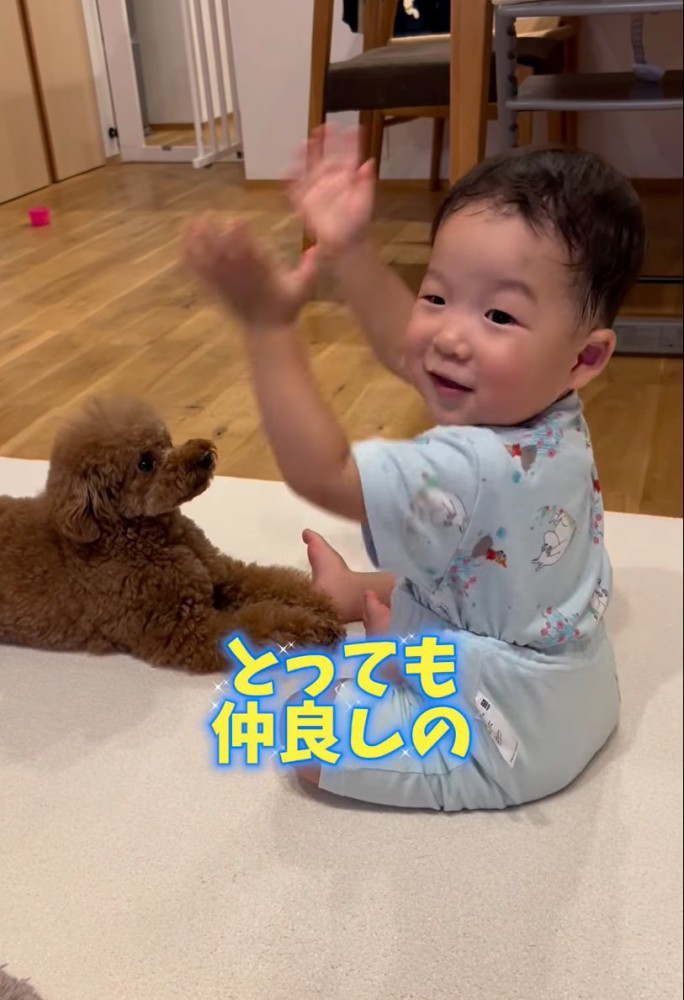 嬉しそうな息子くんとおやつを食べるレオくん