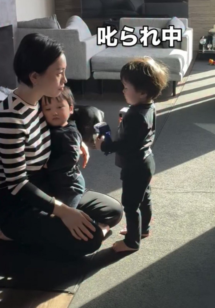 母親と向き合う男の子