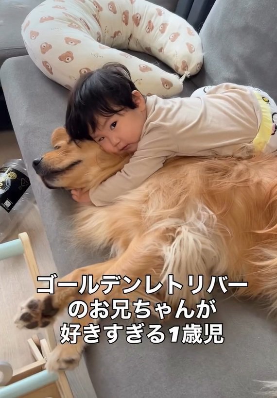 ピノくんに抱きつく息子さん