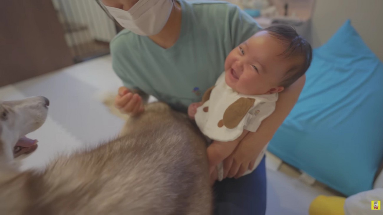 笑いが止まらない赤ちゃん