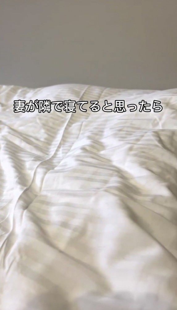 白い布団のベッド