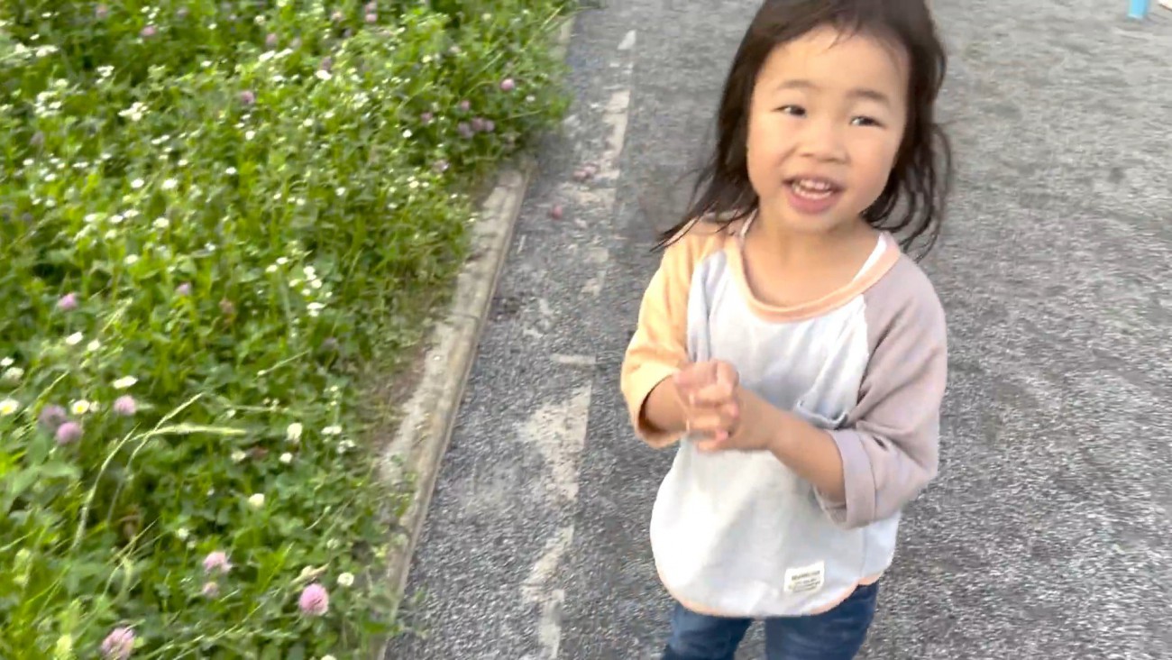 お花に触れている時に痛がると…