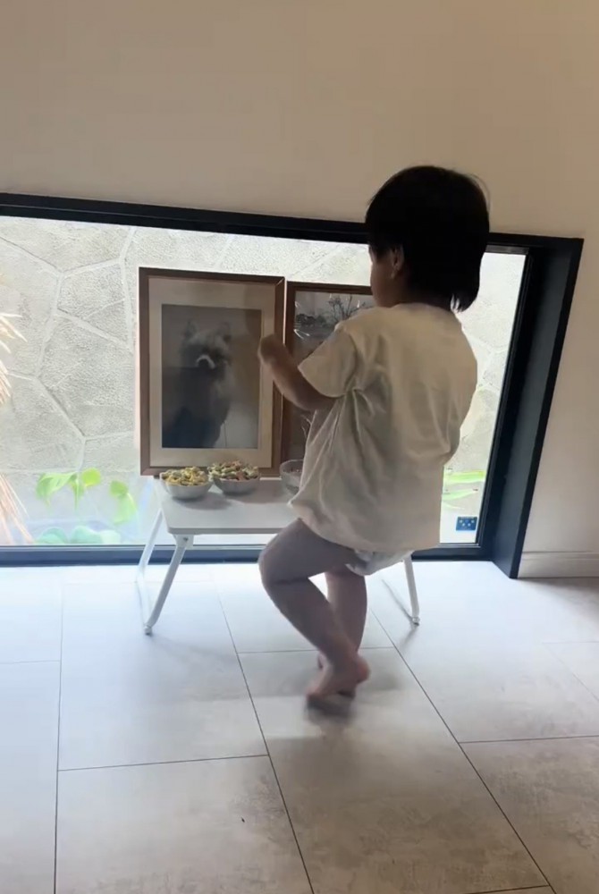 遺影の前に立つ子ども