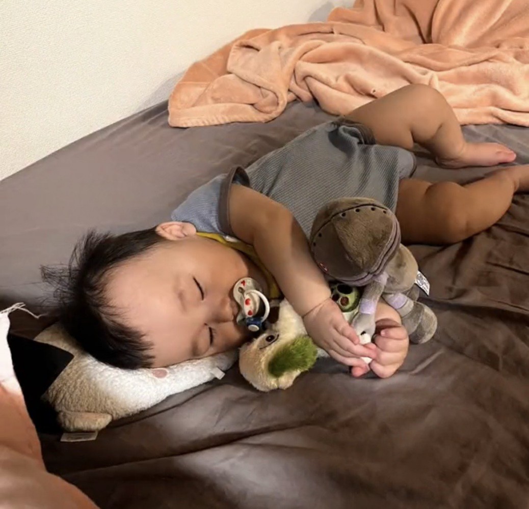 ぬいぐるみを抱く赤ちゃん